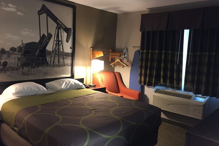 1 Queen Bed (9 of 13)