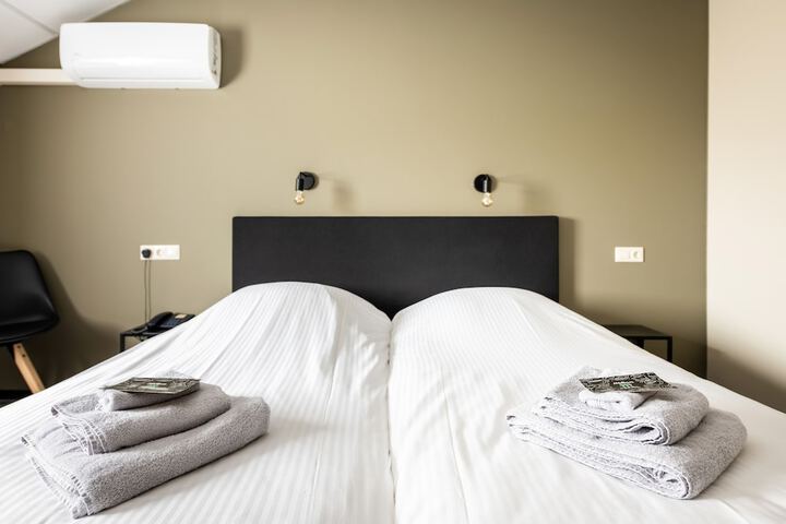 Room 6 of 34