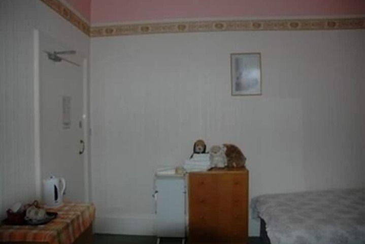 Room 4 of 10
