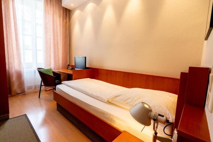 Room 16 of 39