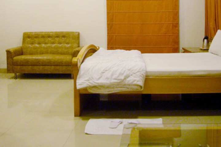 Room 5 of 12