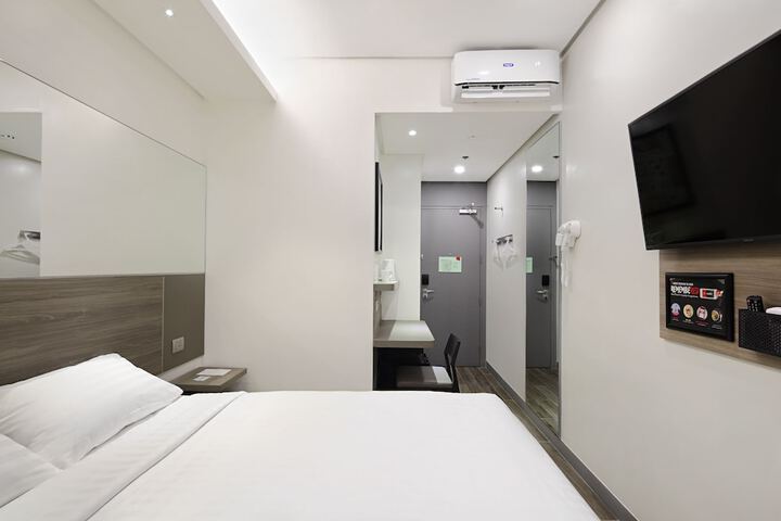 Room 10 of 32