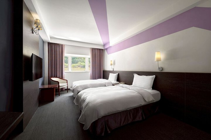 Room 10 of 80