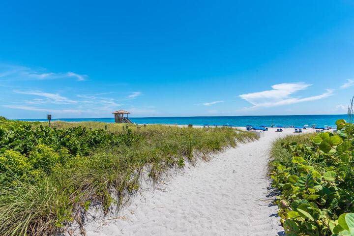 Image of South Florida Spacious Oasis 4BR Retreat with 2 King Beds Amazing Pool, near Beaches