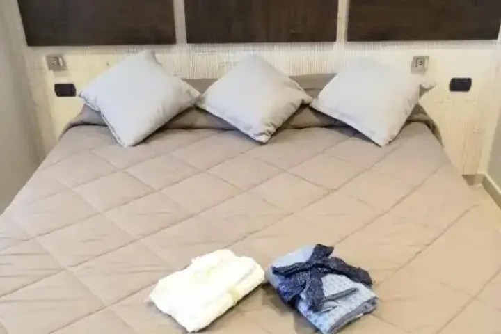Room 6 of 14