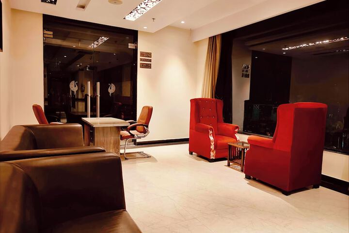 Lounge 34 of 54