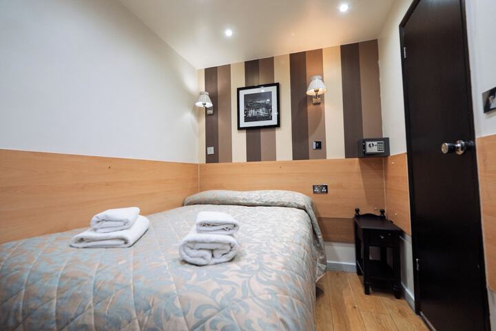 Room 16 of 46