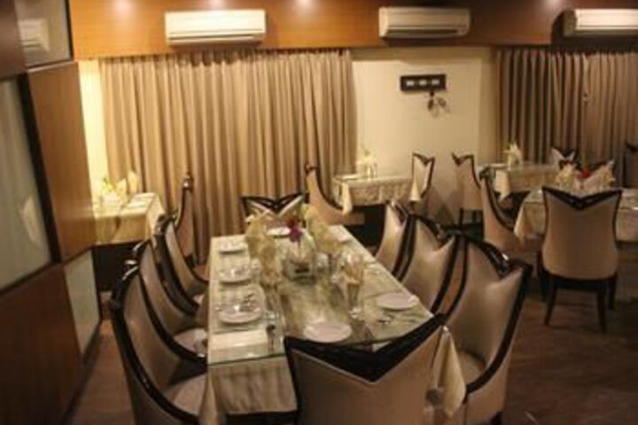 Dining 7 of 19
