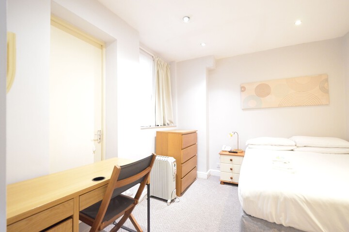 Room 118 of 371