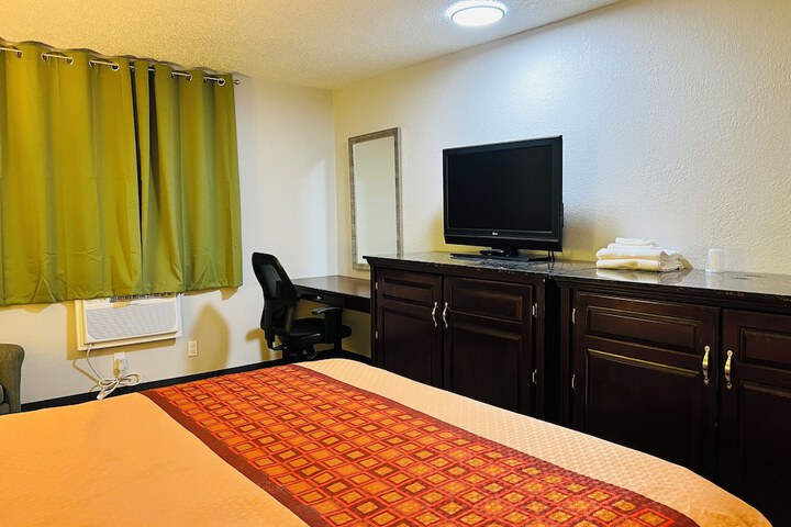 1 King Bed (5 of 8)