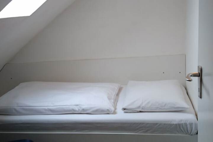 Room 12 of 76