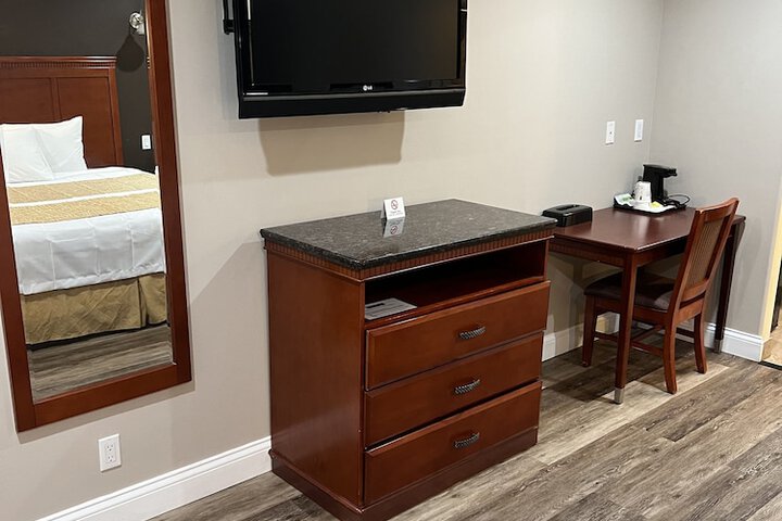 1 Queen Bed (8 of 16)