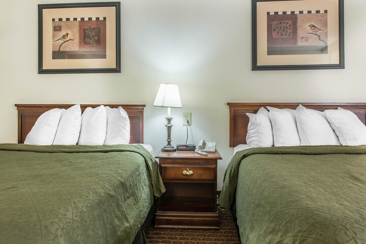 1 Queen Bed (13 of 17)