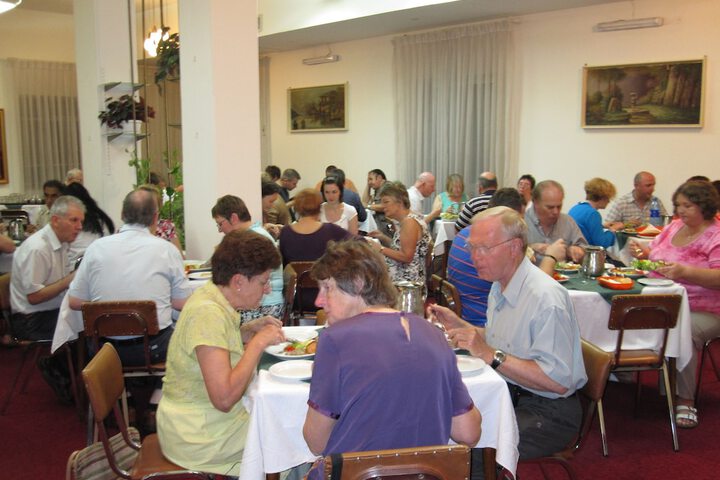 Dining 18 of 32