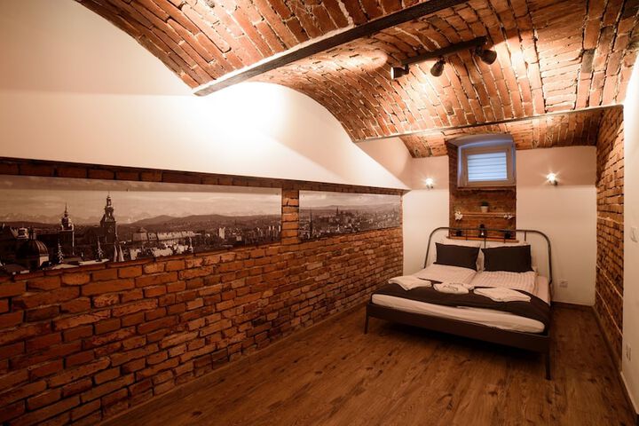 Room 8 of 84