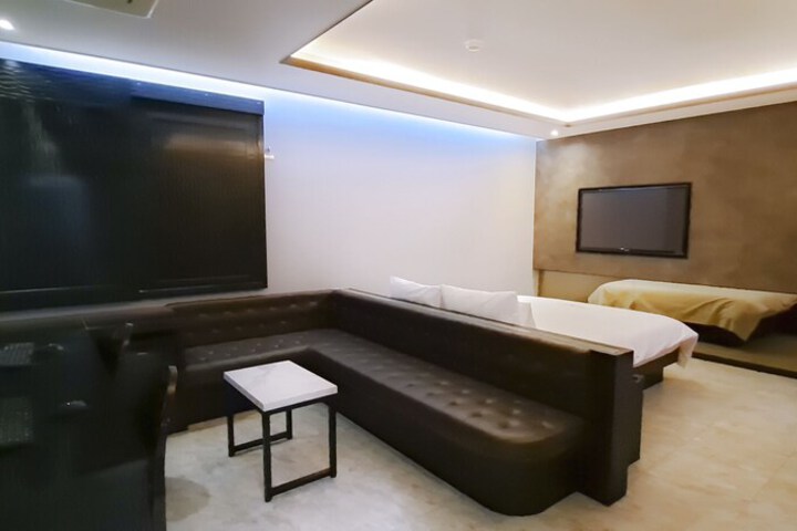 Room 43 of 89