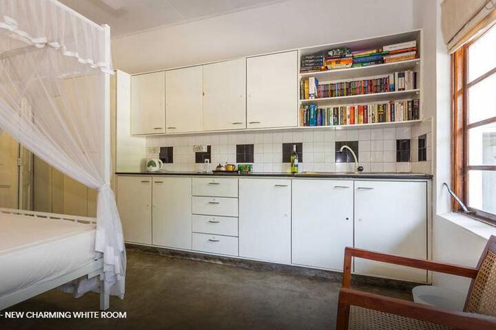 Colombo 7 - a Charming White Room