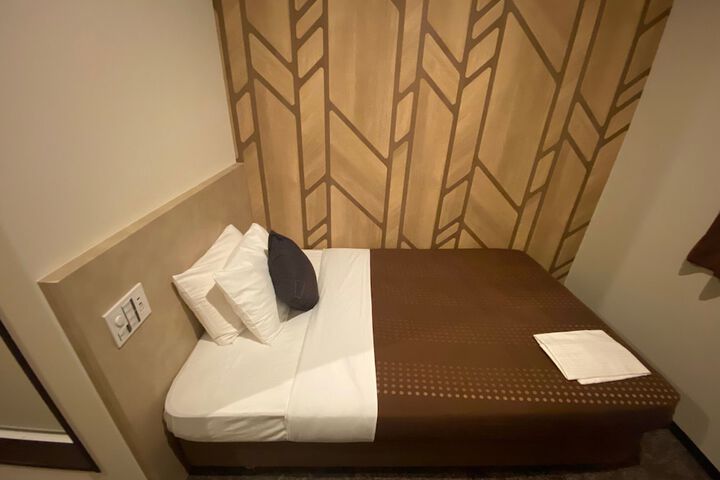 Room 10 of 16