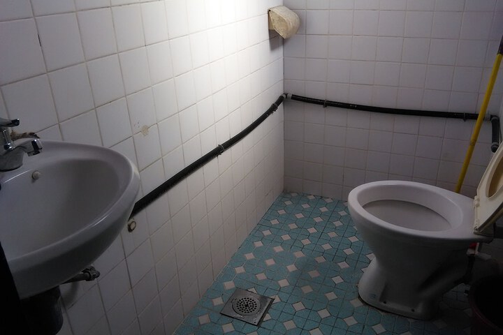 Room 27 of 32