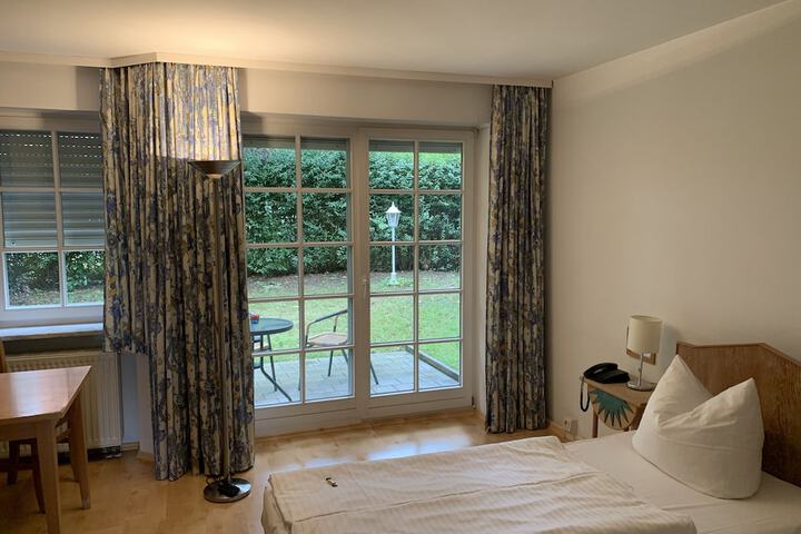 Room 6 of 42