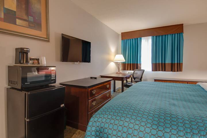 1 King Bed (6 of 9)