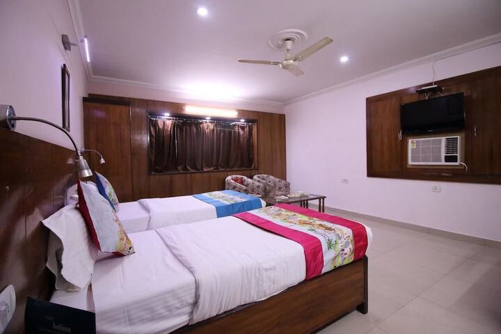 Room 8 of 10