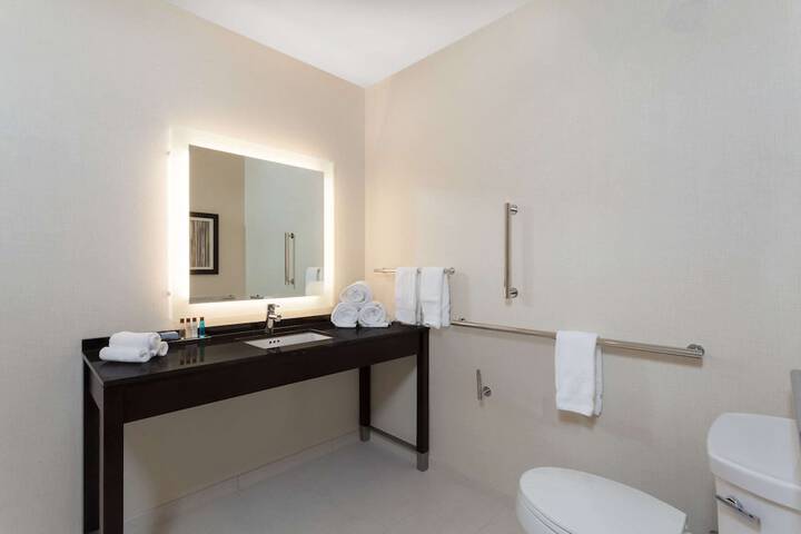 Room 8 of 16