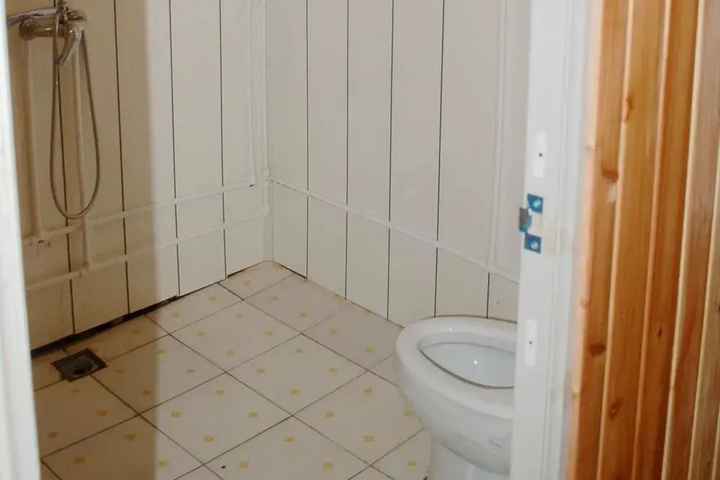 Room 5 of 6