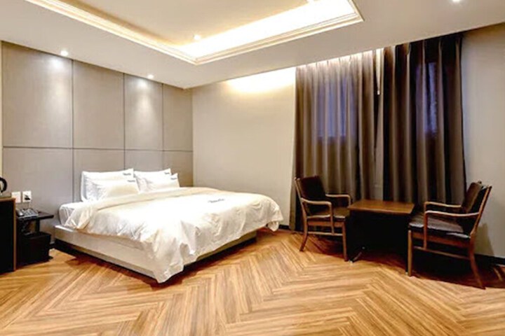 Room 6 of 25
