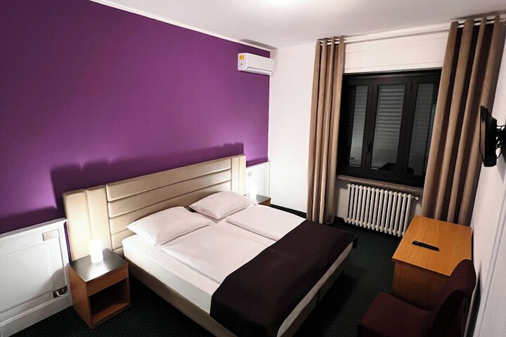 Room 3 of 9