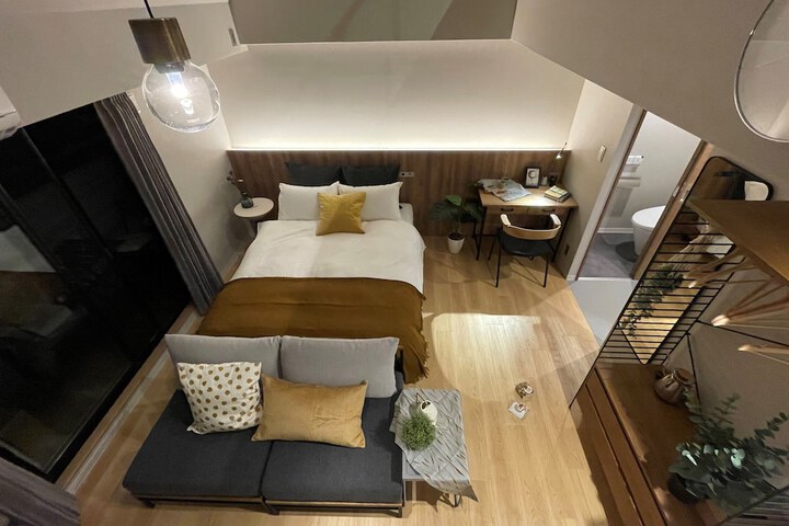 Room 11 of 18