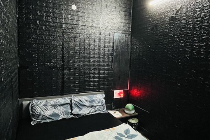 Room 12 of 18