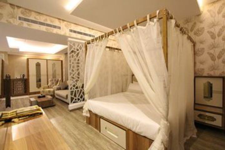 Room 13 of 28