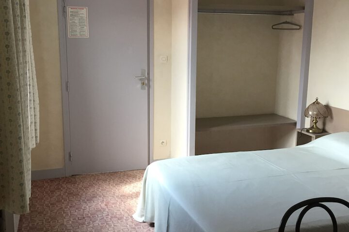 Room 11 of 34