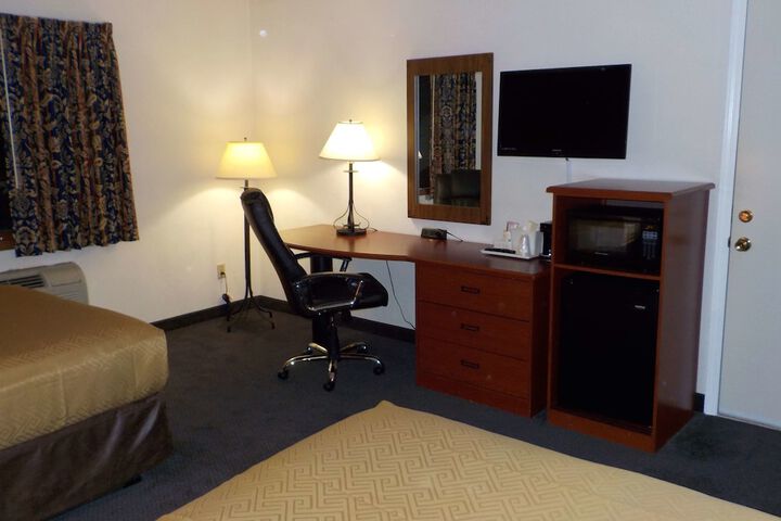 2 Double Beds Flat Screen Television Microwave and Refrigerator Desk WiFi Hairdryer Co (3 of 6)