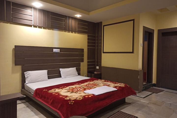 Room 3 of 34