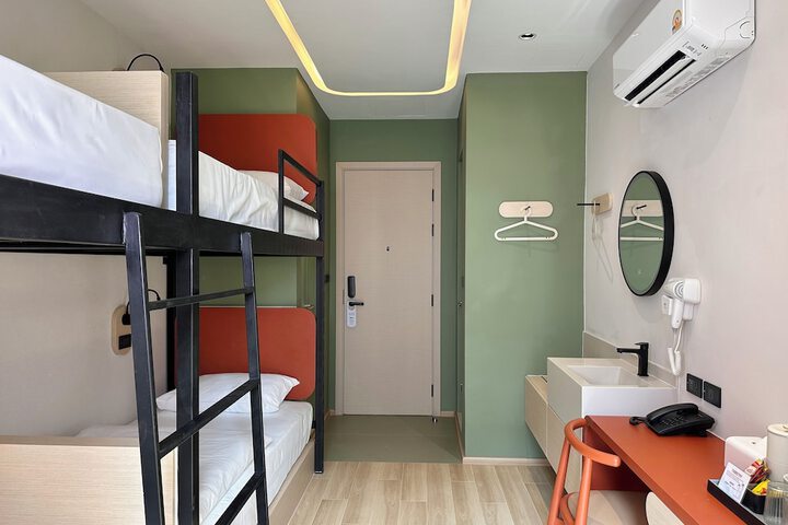 Room 28 of 79