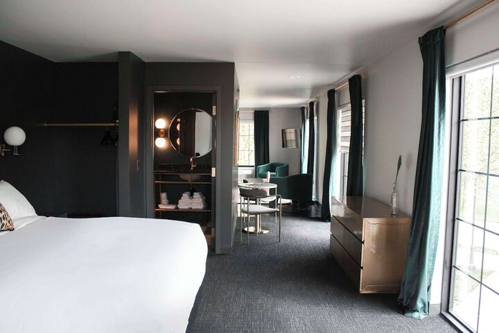 1 King Bed (1 of 10)