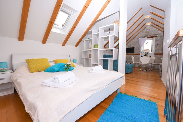 Room 2 of 37