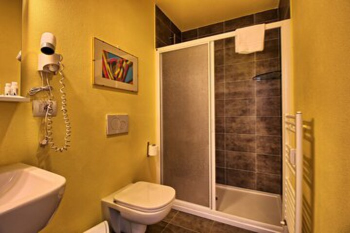 Room 8 of 40