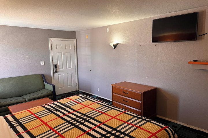 Room 6 of 14