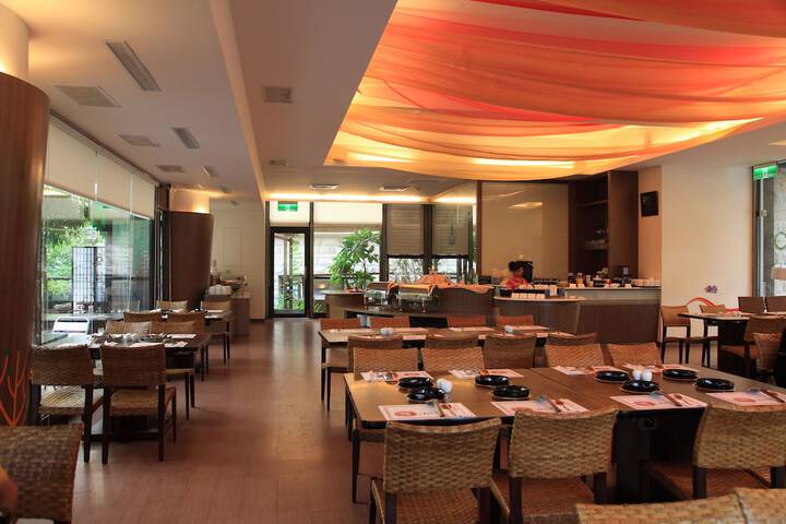 Dining 74 of 108