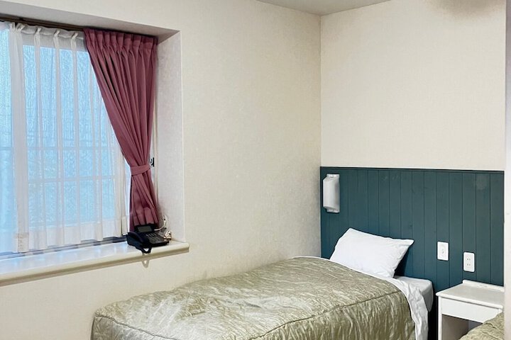 Room 4 of 9
