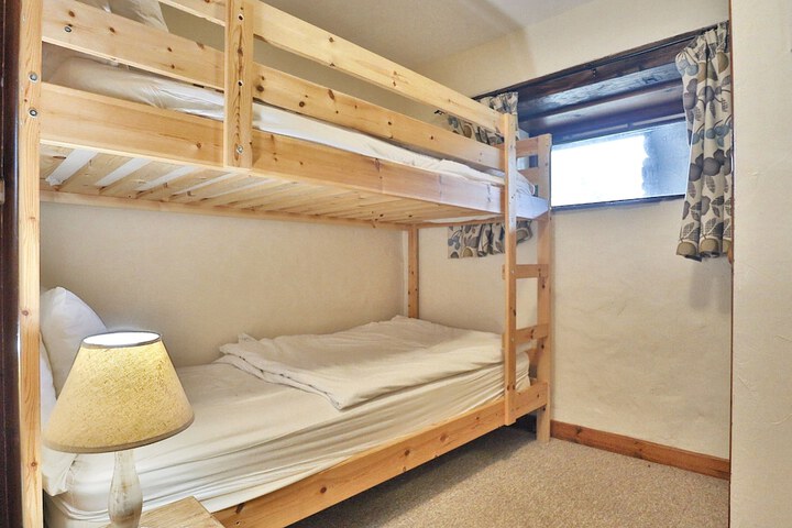 Room 28 of 65