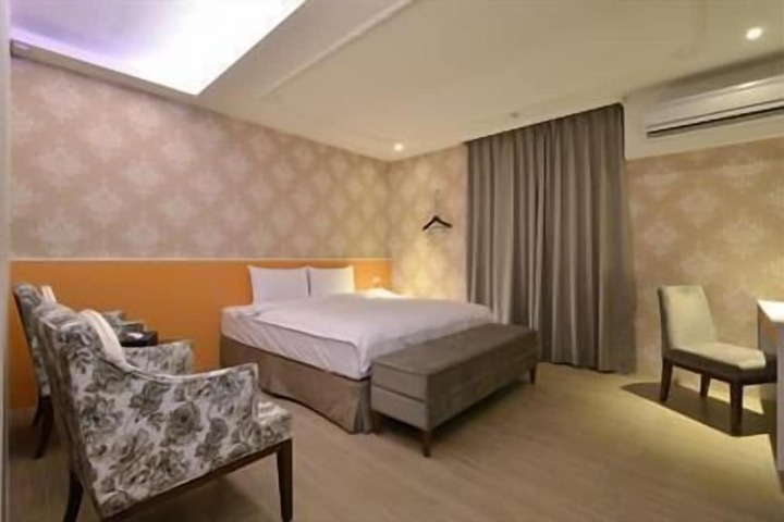 Room 10 of 28