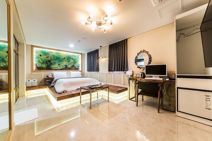 Room 121 of 165