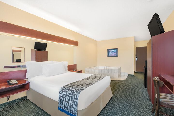 2 Queen Beds Mobility Accessible (25 of 29)