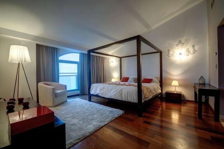 Room 28 of 230