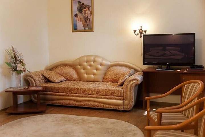 Room 4 of 87