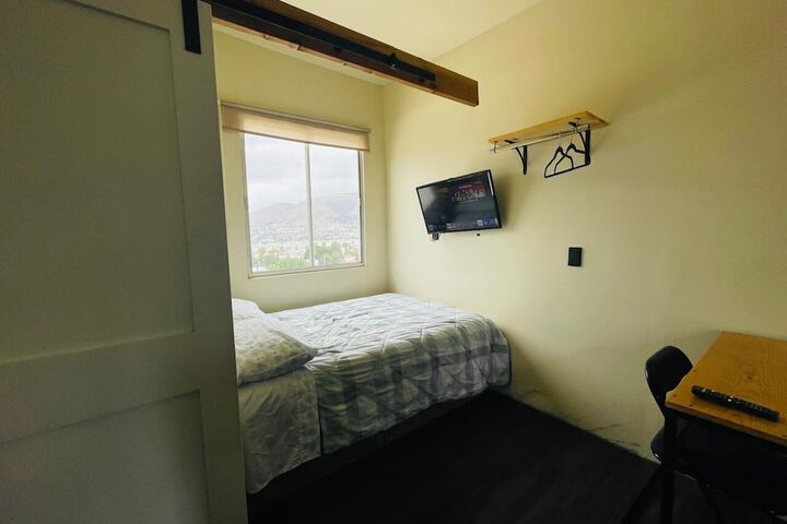Room 5 of 98